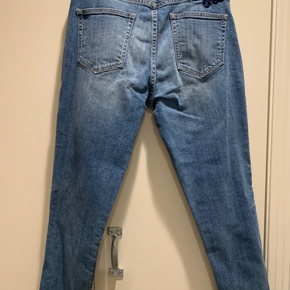Gap  mid rise distress jeans girlfriend style. embroidered flowers - Picture 5 of 10